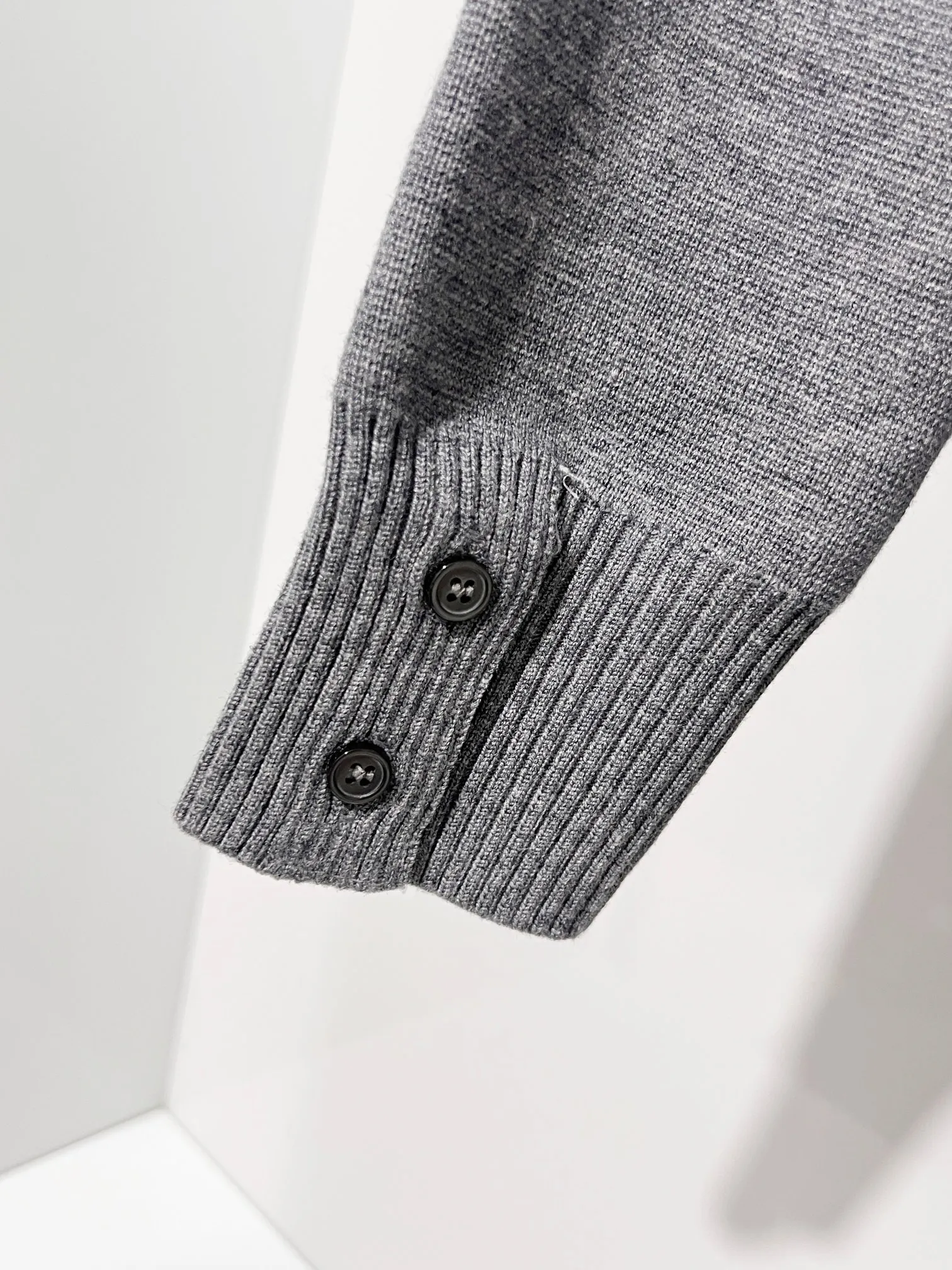 Thom Browne ➡️ Classic V ， Retro Same Style 2025ss Versatile : White.Black.Gray. Size：M-2XL